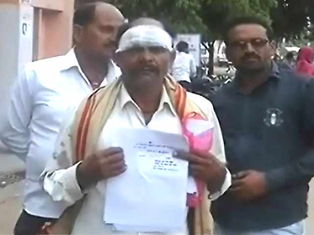 Videos : यूपी पुलिस का घिनौना चेहरा, किसान को पिलाया पेशाब