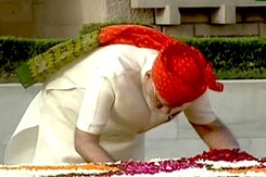 पीएम नरेंद्र मोदी ने राजघाट पर बापू को दी श्रद्धांजलि पीएम नरेंद्र मोदी ने राजघाट पर बापू को दी श्रद्धांजलि