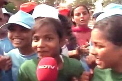 प्रधानमंत्री नरेंद्र मोदी से हाथ मिलाकर स्कूली बच्चे हुए खुश प्रधानमंत्री नरेंद्र मोदी से हाथ मिलाकर स्कूली बच्चे हुए खुश