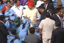 सुरक्षा घेरा तोड़कर बच्चों से मिले पीएम मोदी सुरक्षा घेरा तोड़कर बच्चों से मिले पीएम मोदी