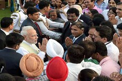 राष्ट्रपति भवन में लोगों से घुले−मिले पीएम राष्ट्रपति भवन में लोगों से घुले−मिले पीएम