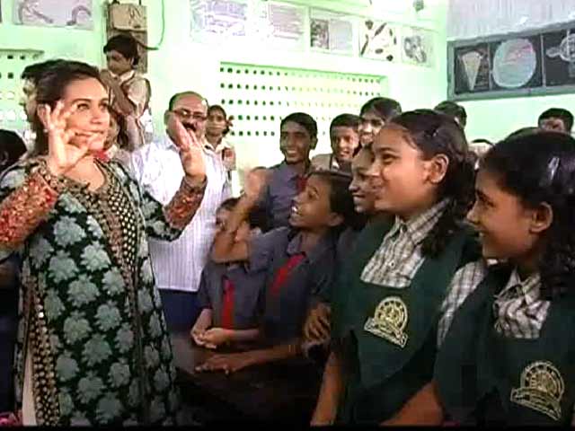 Video : <i>Mardaani</i> Rani Mukerji celebrates Independence Day in a SMS school