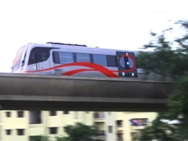 मेट्रो से घर में आईं दरारें