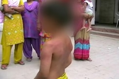 होमवर्क न करने पर बच्चे की बेरहमी से पिटाई होमवर्क न करने पर बच्चे की बेरहमी से पिटाई