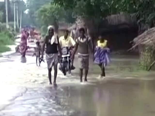 Videos : उत्तर प्रदेश में बाढ़ ने बरपाया कहर