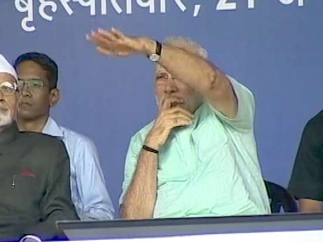 प्राइम टाइम इंट्रो : पीएम की मौजूदगी में सीएम का अपमान, क्यों?