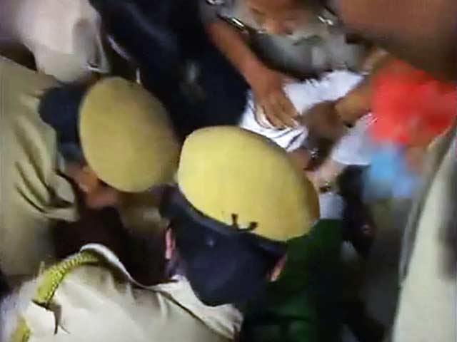 इरोम शर्मिला को पुलिस ने अनशन स्थल से जबरन हटाया