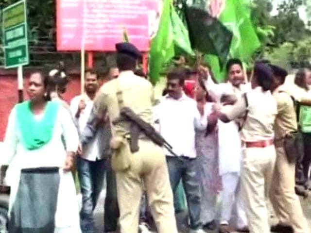 Video : Booing Controversy: JMM Retaliates, Shows Black Flags to Union Minister in Ranchi