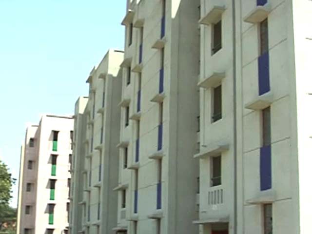 ग़रीबों के लिए नहीं है आशियाना?