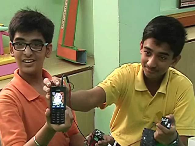 दिल्ली के स्कूली छात्रों ने बनाया वॉकी मोबाइल चार्जर