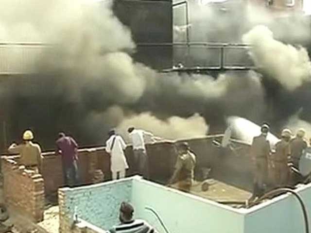 Major Fire at Delhi's Chandni Chowk, 25 Fire Engines Rushed to Spot