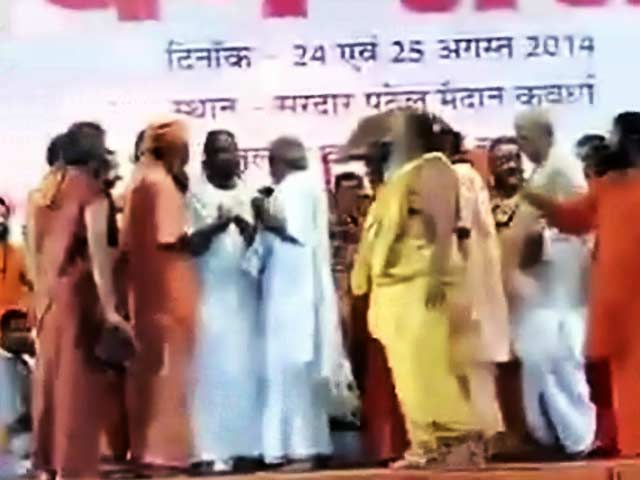 साईं पर धर्म संसद में झगड़ा