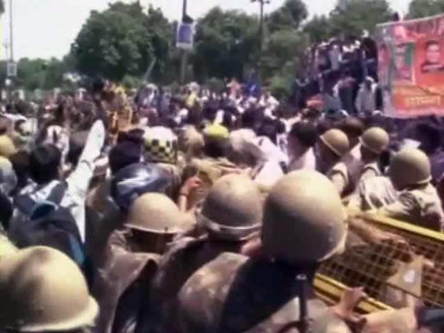 Videos : यूपी में बिजली कटौती से परेशान लोगों ने किया विरोध प्रदर्शन