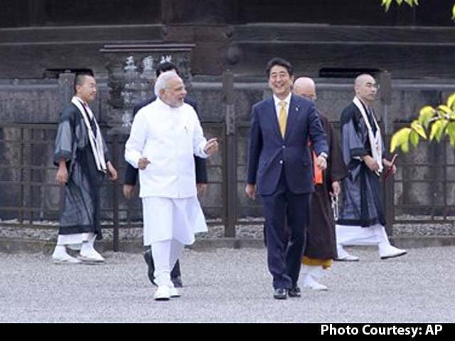 Video : PM Modi Visits Famous Toji Temple in Kyoto with Shinzo Abe