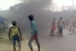 पटना में सड़क हादसे पर जमकर हंगामा, आगजनी पटना में सड़क हादसे पर जमकर हंगामा, आगजनी