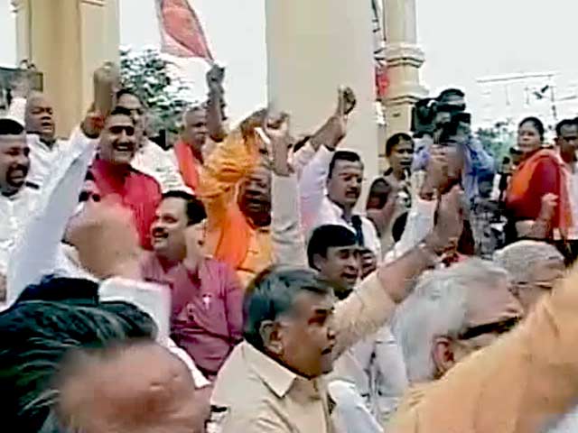 उत्तर प्रदेश : कानून व्यवस्था, बिजली समस्या को लेकर भाजपा का प्रदर्शन