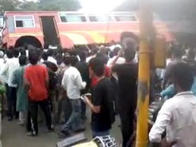 Pune's People Power: Group Lifts Bus to Free Trapped Students