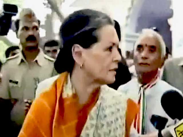 Videos : जनता से पूछें, महंगाई कम हुई : सोनिया गांधी