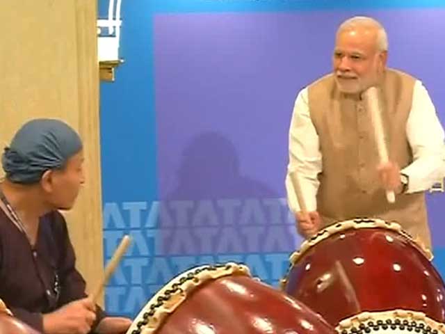 बांसुरी के बाद पीएम मोदी ने दिखाया ड्रम बजाने का हुनर