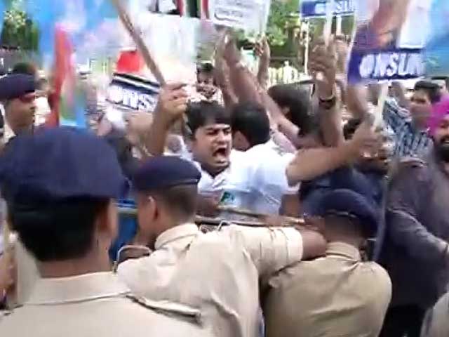Video : एनएसयूआई ने किया राजनाथ के घर के बाहर प्रदर्शन