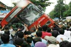 पुणे में दो बाइकरों को बचाने के लिए लोगों ने पलटी बस पुणे में दो बाइकरों को बचाने के लिए लोगों ने पलटी बस