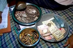 चपरासी के घर से लोकायुक्त के छापे में मिली करोड़ों की संपत्ति चपरासी के घर से लोकायुक्त के छापे में मिली करोड़ों की संपत्ति