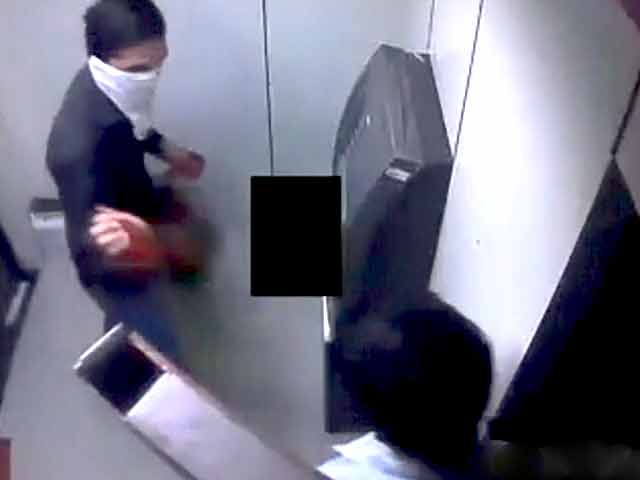 Videos : सीसीटीवी में कैद : गुड़गांव के एक एटीएम में लूट, हत्या