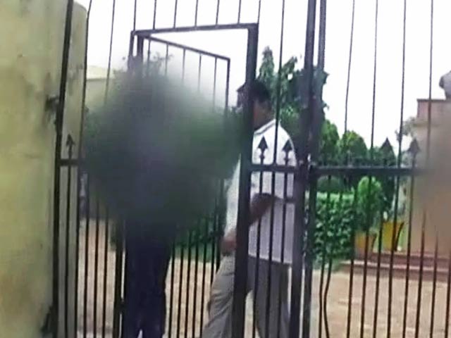 स्कूल में छात्रों से लिया जा रहा चौकीदार का काम!