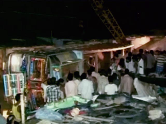 कानपुर में सोते लोगों पर ट्रक पलटा, 10 की मौत