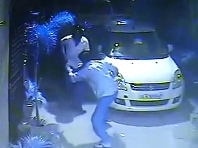 कैमरे में कैद : दिल्ली में बीजेपी विधायक पर फायरिंग