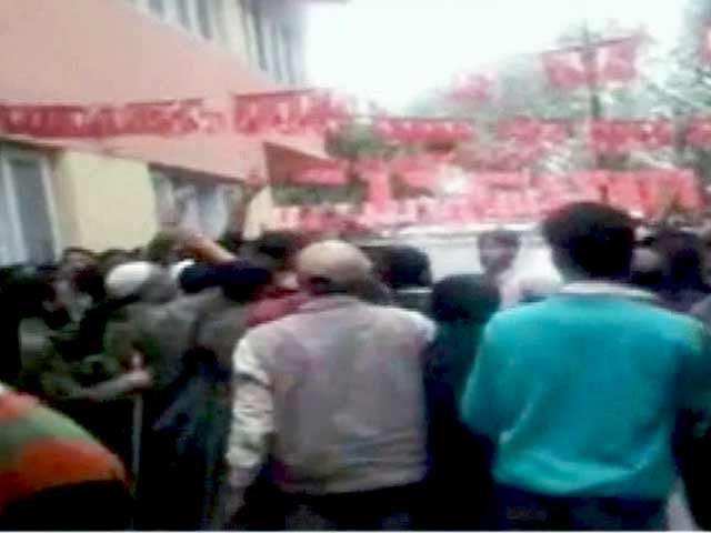 श्रीनगर में नेता ने कार्यकर्ता को मारी लात