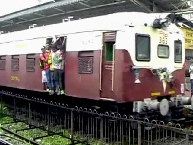 Videos : मुंबई में ट्रेन से कटकर शख्स की मौत, शव से गुजरती रहीं गाड़ियां