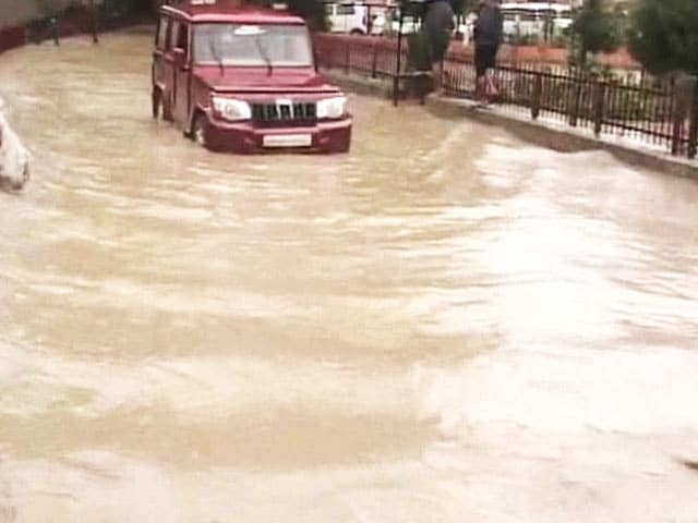 Video : Flood Alert in Kashmir as Jhelum River Swells Following Heavy Rain