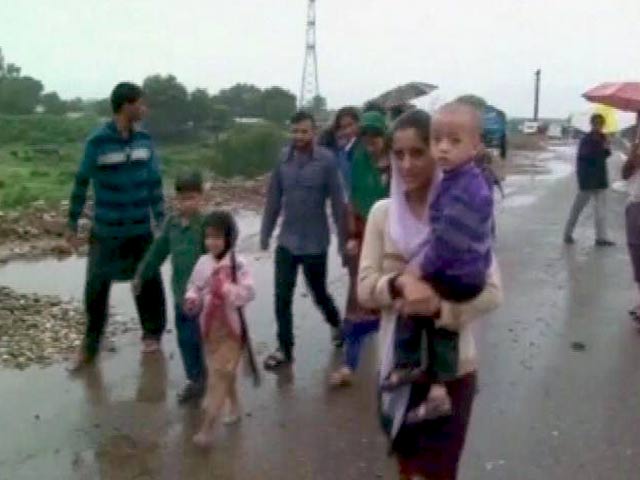 जम्मू-कश्मीर में बाढ़ से भारी तबाही, 100 से अधिक मरे