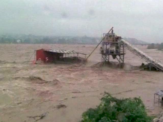 Video : Flood Fury in J&K: 100 Dead, Boat Carrying Army Jawans Capsizes