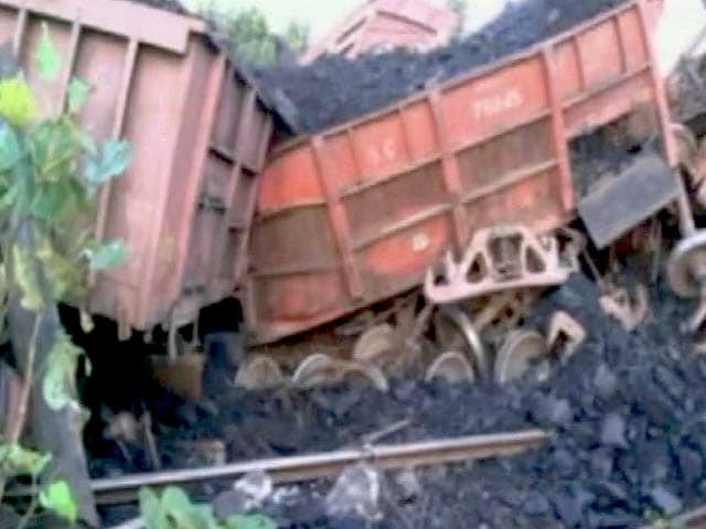 Video : झारखंड : बरकाकाना के पास नक्सलियों ने रेलवे ट्रैक उड़ाया