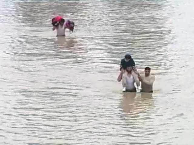 जम्मू-कश्मीर में आई बाढ़ में फंसे लोगों का दर्द