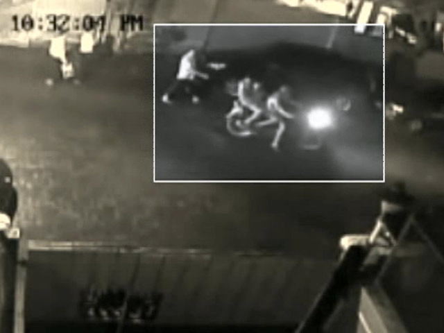 कैमरे में कैद : निर्माता करीम मोरानी के घर के बाहर फायरिंग