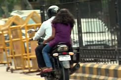 दिल्ली : महिलाओं ने हेलमेट न पहना तो कटेगा चालान दिल्ली : महिलाओं ने हेलमेट न पहना तो कटेगा चालान