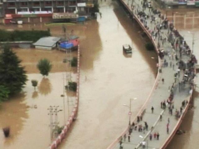Kashmir Floods: Army Vehicles Pelted With Stones in Srinagar