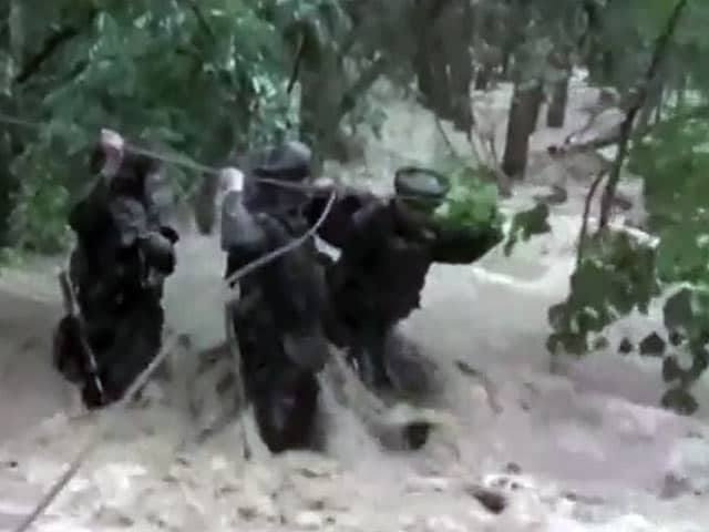 Videos : श्रीनगर : नदी के तेज बहाव में भी राहत में जुटी सेना