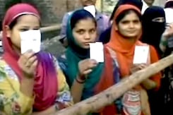 तीन लोकसभा, 33 विधानसभा सीटों के उपचुनाव के लिए वोटिंग तीन लोकसभा, 33 विधानसभा सीटों के उपचुनाव के लिए वोटिंग