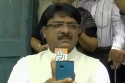 कांग्रेस उम्मीदवार ने मोदी के स्टाइल में खींची सेल्फी कांग्रेस उम्मीदवार ने मोदी के स्टाइल में खींची सेल्फी