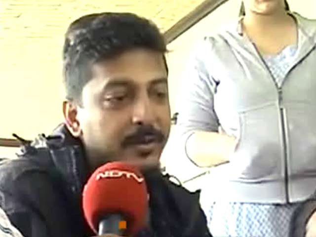 बाढ़ कवर करने गया फोटोग्राफर बांट रहा है दवाई