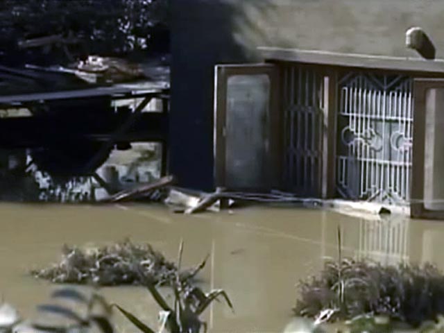 बाढ़ से तबाह श्रीनगर में लोगों को सता रहा चोरों का डर