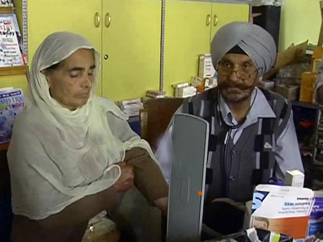 श्रीनगर : खुद की परेशानी भुलाकर लोगों को दे रहे हैं मेडिकल सहायता