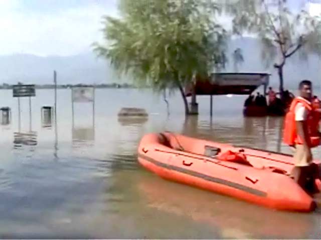 Videos : बाढ़ में बदल गई डल झील की सूरत
