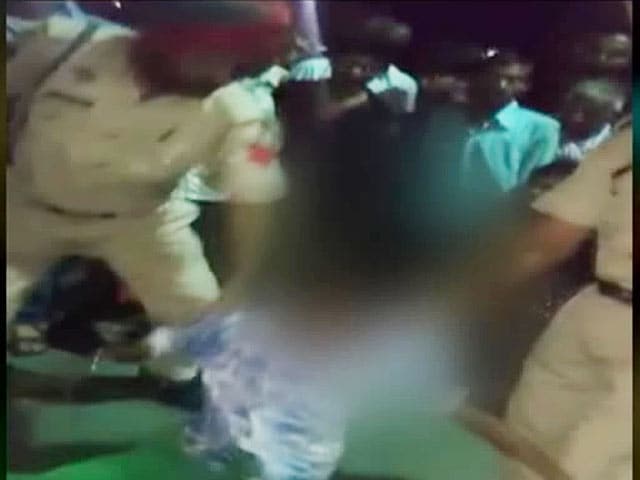 Videos : लुधियाना में रेलवे पुलिस ने सरेआम नाबालिग चोर की बेरहमी से की पिटाई