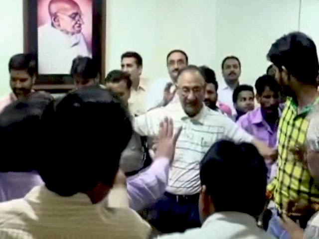 Video : Ujjain Vice Chancellor Attacked For Appeal to Help Flood-Hit in J&K