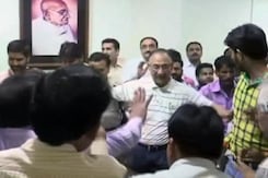 उज्जैन : वीएचपी के कार्यकर्ताओं ने वीसी, कार्यालय पर किया हमला, केस दर्ज उज्जैन : वीएचपी के कार्यकर्ताओं ने वीसी, कार्यालय पर किया हमला, केस दर्ज